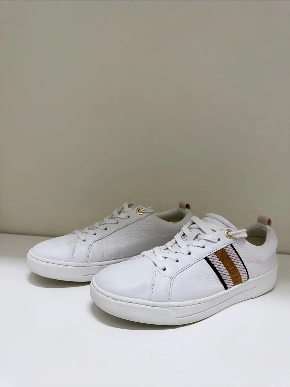Ted Baker Women's Bailey Low Top Sneakers preppy logo comfy Size 8